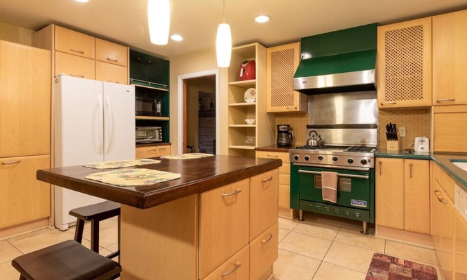 Fletcher House | Spacious 2BR retreat with Mtn view. Pets allowed