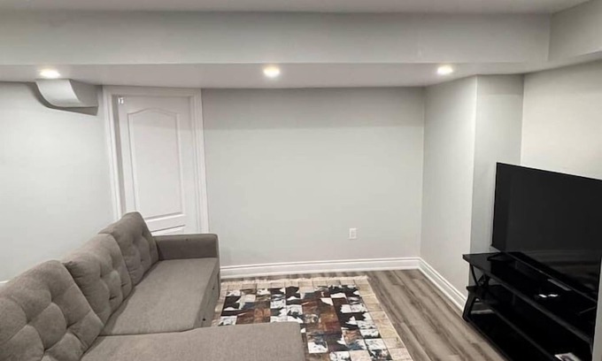 Brampton House | Spacious 2BR Suite in Brampton w/ A/C + Parking.