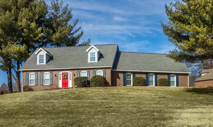 Newburgh House | Spacious 3,400 Sq Ft Family Retreat - Sleeps 11 - Game Room + Lake View