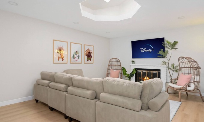 Fullerton House | Spacious 3 bed/3 bath - Central Oc, Modern - Sleeps 10