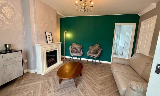 Wolverhampton House | Spacious 3-Bed House with Parking, Wi-fi & Garde