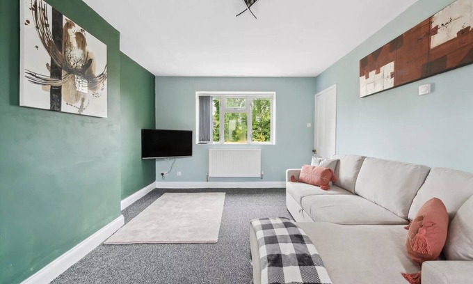 Littlemore House | Spacious 3 Bed Semi Detached House in Oxford for Upto 7 Guests