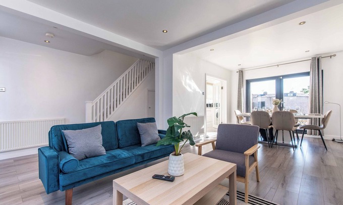 Acresford House | Spacious 3-Bed w/Parking, Near Coventry & Birmingham