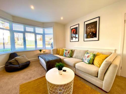 Poole House | Spacious 3 Bedroom House - 5 Minutes to the nearest Beach! - Great Location - Garden - Parking - Fast WiFi - Smart TV - Newly decorated - sleeps up to 7! Close to Poole & Bournemouth & Sandbanks