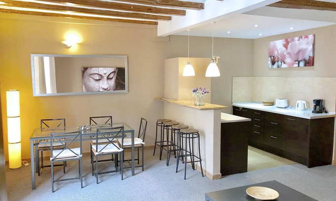 El Raval Apartment | Spacious 3-Bedroom Apartment in Central Barcelona with Modern Amenities