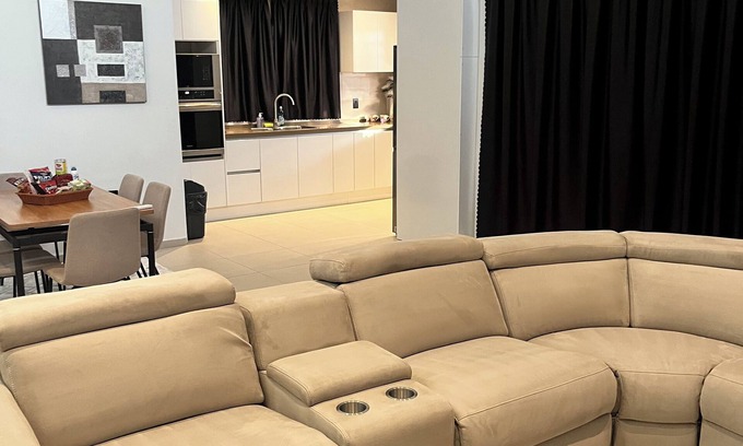 Noord Condo | “Spacious 3-Bedroom Condo in the Heart of the City with Modern Amenities!”