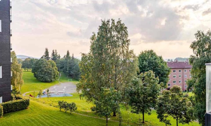 Oslo Condo | Spacious 3-bedroom with 3 balconies, 2 bthrms, sea view and free indoor parking