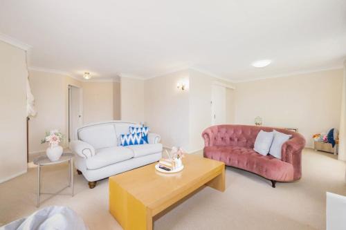 Calamvale House | Spacious 3-BR Haven Prime Location Shopping Centre