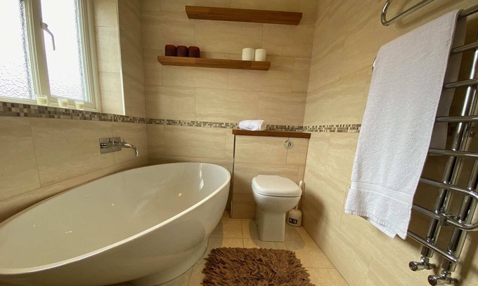 Cambridge House | Spacious 3BDR Family Home with garden and private parking
