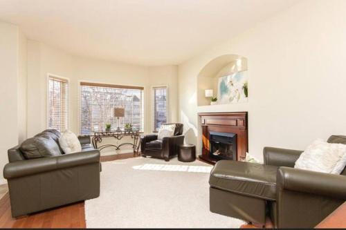 Red Deer House | Spacious 3bedrm for family or business travellers