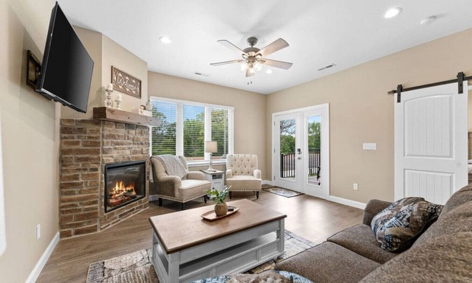 Branson Apartment | Spacious 3BR Condo with Free Attraction Tickets, Indoor Pool & Hot Tub - Central Location!