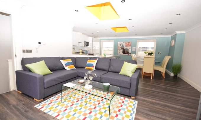 Town Apartment | Spacious 3BR family apartment in Parsons Green