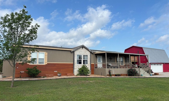 Navarro County House | Spacious 3BR Home + Barn Theater in the Country Between Dallas & Houston