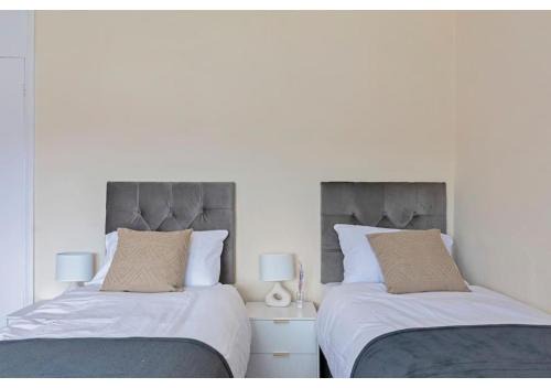 Turkey Street Apartment | Spacious 3BR House in Enfield North London with Garden