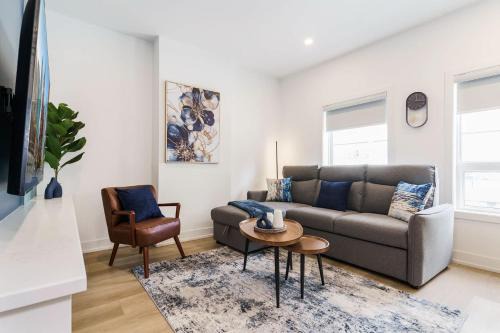 Grange Park Hotel | Spacious 3BR Suite for 10 w Patio Heart of Toronto