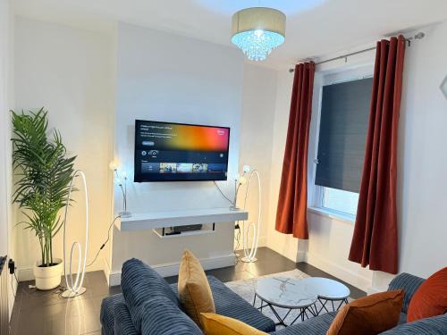 Adamsdown House | Spacious 4 Bed Cardiff House Near City Centre with Parking