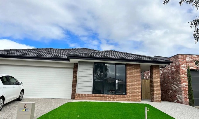 Melton South House | Spacious 4 bed family home in Melton (near Warrawong Estate)