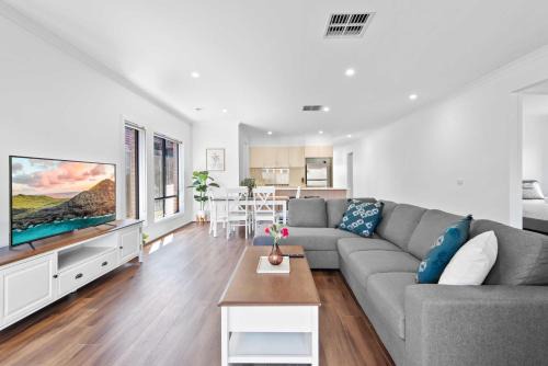 Truganina House | Spacious 4-Bed Family Home in Peaceful Spot