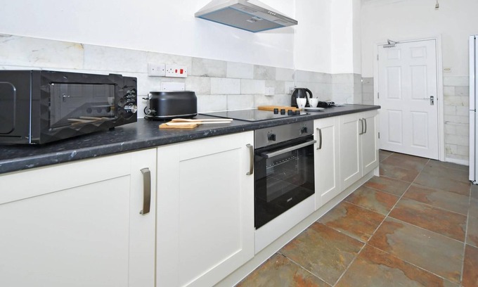 Forsbrook House | Spacious 4 Bed House - Near Alton Towers