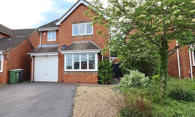 Winchester Ski Chalet | Spacious 4 Bed Home in Winchester with Garden & Parking