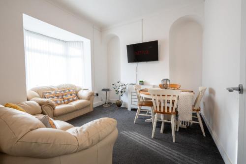 St. Thomas House | Spacious 4-Bed Home – Port Tennant