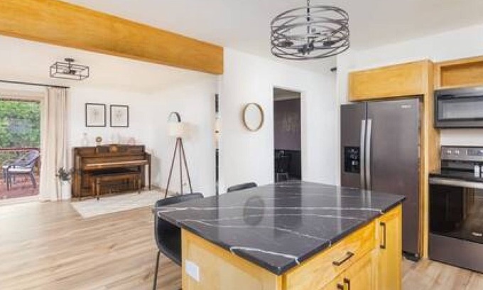 West Des Moines House | Spacious 4 Bedroom Family Friendly Home