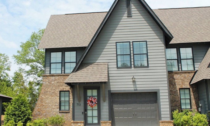 Auburn - Opelika House | Spacious 4-bedroom 3.5 Bath. The War Eagle House Getaway in the Heart of Auburn!