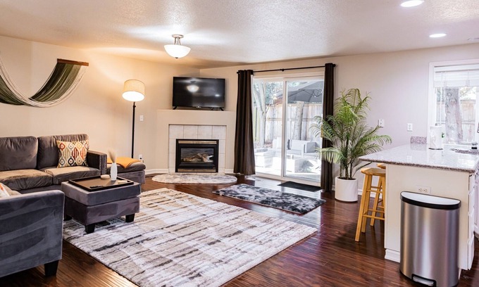 Vancouver House | Spacious 4-bedroom house in Vancouver with hot tub, workspace, fireplace, AC