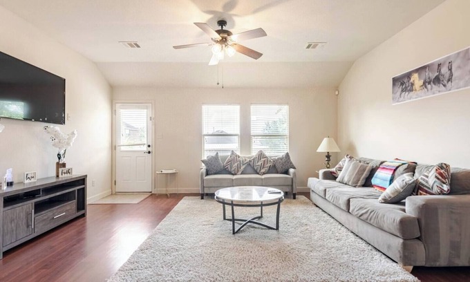 Buda House | Spacious 4-bedroom house in fantastic Buda with WiFi, game/fitness room& more!