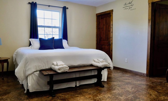 Willis House | Spacious 4-bedroom house in a quiet countryside setting with WiFi, AC