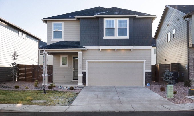 Old Farm District House | Spacious 4-bedroom house with fitness room, WiFi 5 Mins to Old Mill, Bend