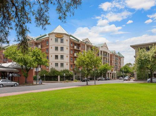 Adelaide Central Business District Apartment | Spacious 4 BR and 2 Bathrooms City Apartment