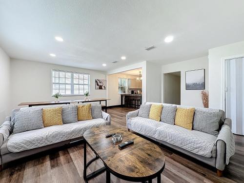Northside House | Spacious 4-BR Home, 7 miles to TIAA Bank Field