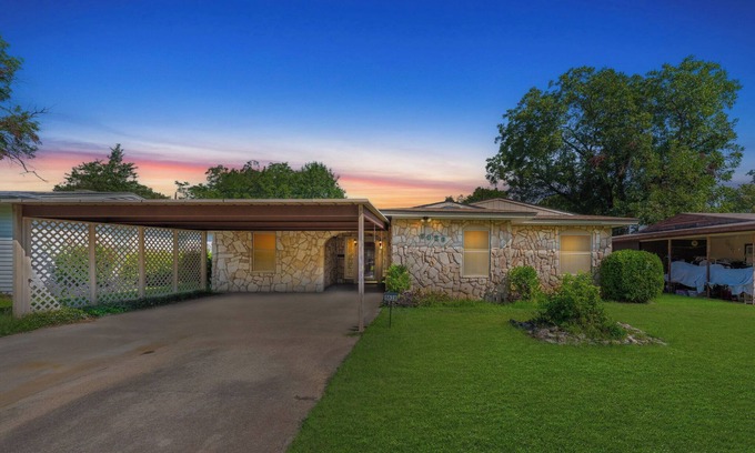 Westworth Village House | Spacious 4BEDR/2BATH Getaway w/King Beds + TVs