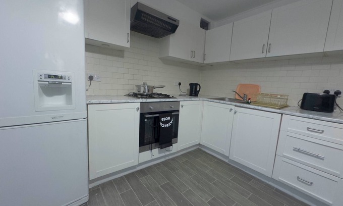 Hale House | Spacious 4BR Bungalow with Parking Near Spider-Man Filming Locations