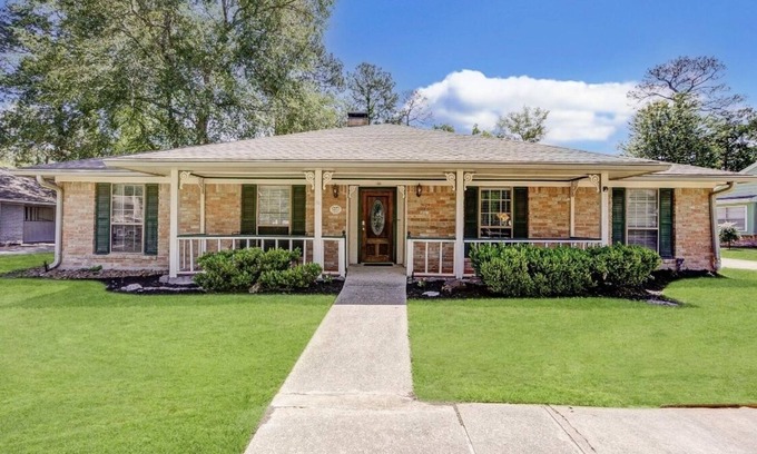 Shenandoah House | Spacious 4BR for Groups - 3 min to Woodlands Mall, Concerts & More!