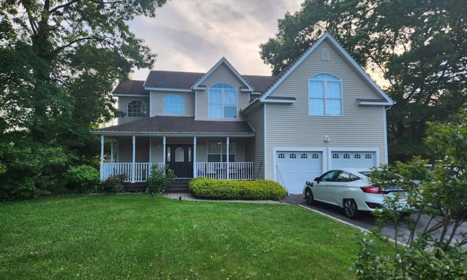 Ronkonkoma House | Spacious 4BR house Ronkonkoma, NY. Central AC, WiFi.heated pool, many extras