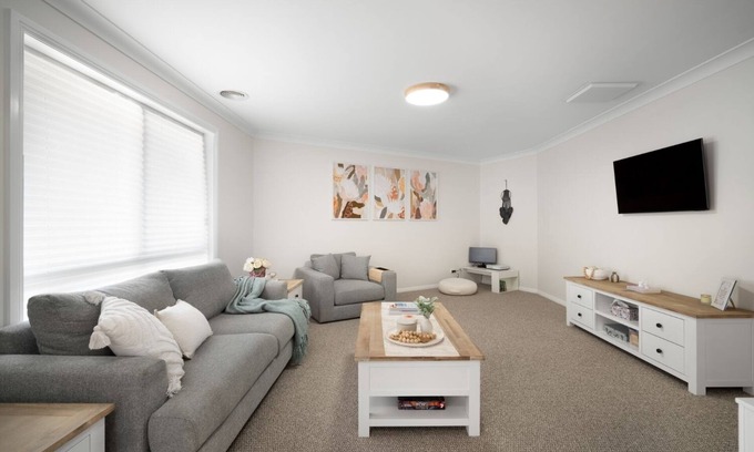 Tatton House | Spacious 4BR Retreat in Ideal Suburb of Tatton - Pet Friendly