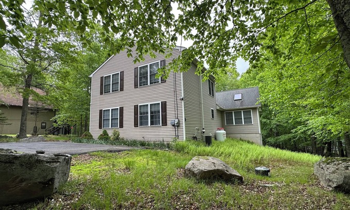 Lackawaxen House | Spacious 5 BDRM Masthope Chalet with Private Movie Theater & AWESOME Game Room