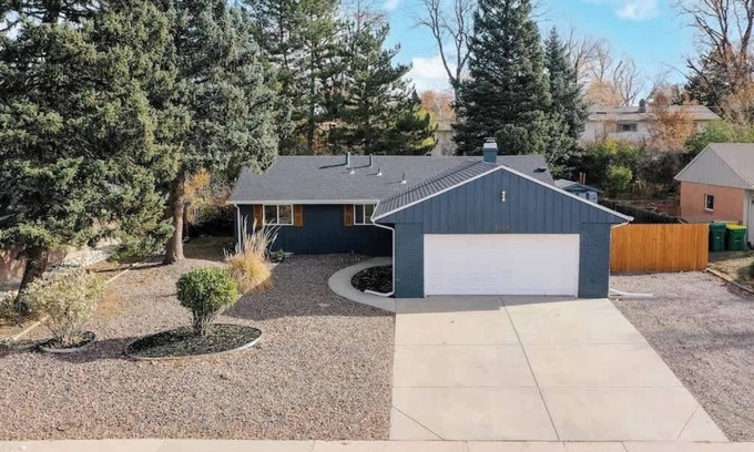 Southeast House | Spacious 5-Bed King Bed Ranch w/Basement, Smart TVs & Garage Near Light Rail
