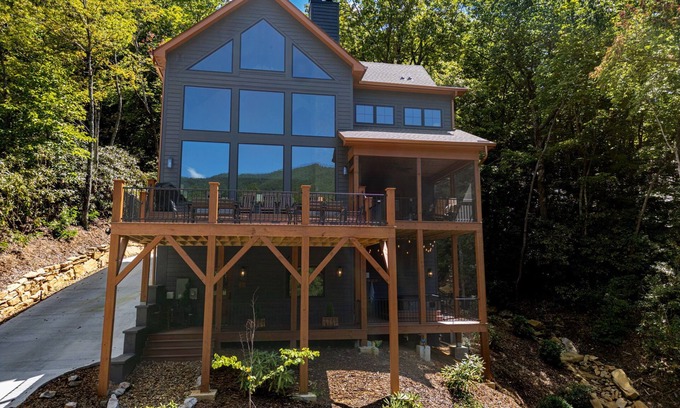 Black Mountain House | Spacious 5-bedroom house in Montreat with stunning views, spa, fitness room