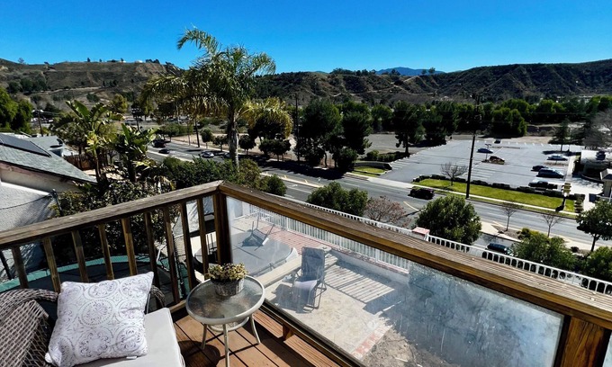 Santa Clarita House | Spacious 5-bedroom house in marvelous Santa Clarita with spectacular view.