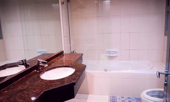 Abu Dhabi Apartment | Spacious 5-bedroom apartment in lovely Abu Dhabi with AC, WiFi