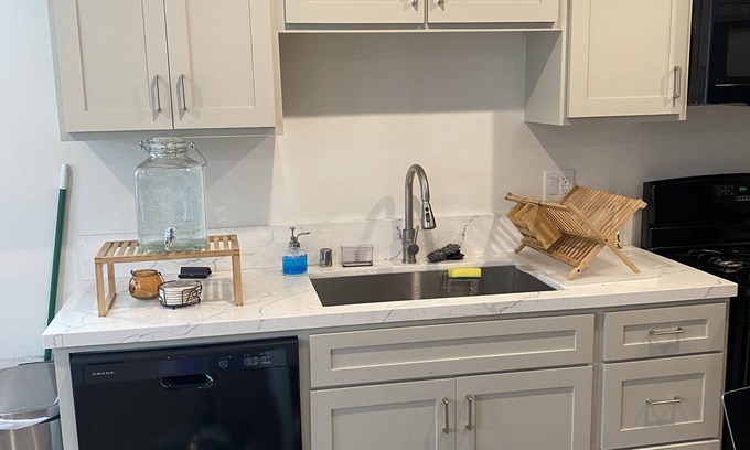 Los Angeles Apartment | Spacious 5-bedroom apartment in cool Los Angeles with AC, WiFi
