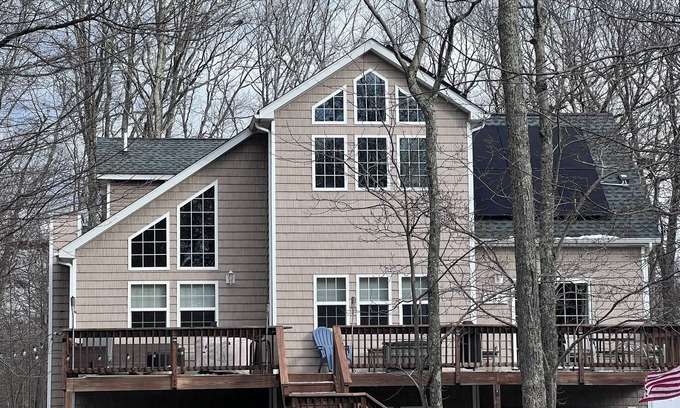 Lackawaxen Ski Chalet | Spacious 5-bedroom chalet in Masthope with WiFi, AC. 2 Minutes to Ski Mountain
