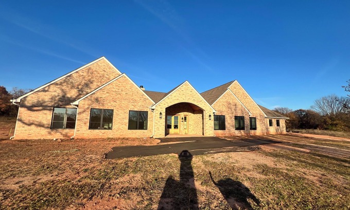 Chandler House | Spacious 5-bedroom estate with WiFi, fitness room in serene Chandler on 57 acres