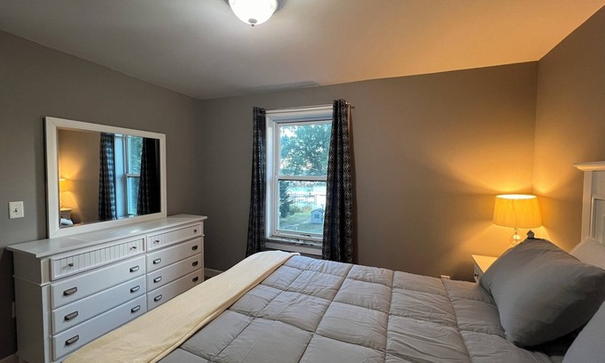 Mayo House | Spacious 5-bedroom house with Pier, AC and WiFi in delightful Edgewater