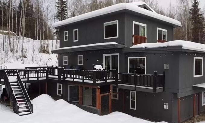 College House | Spacious 5-bedroom house in peaceful Fairbanks with Sauna + Spectacular Viewsn