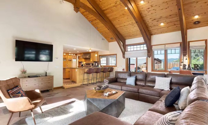 Fort Valley House | Spacious 5-bedroom house with hot tub and mountain view charming Flagstaff