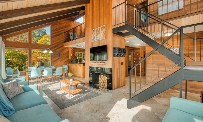 Vancouver House | Spacious 5-bedroom house in Vancouver with nice decks and beautiful view